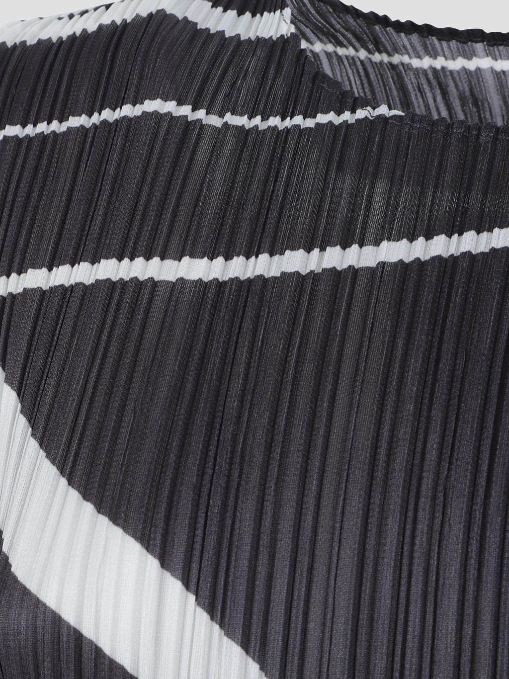 Fold line pleated dress