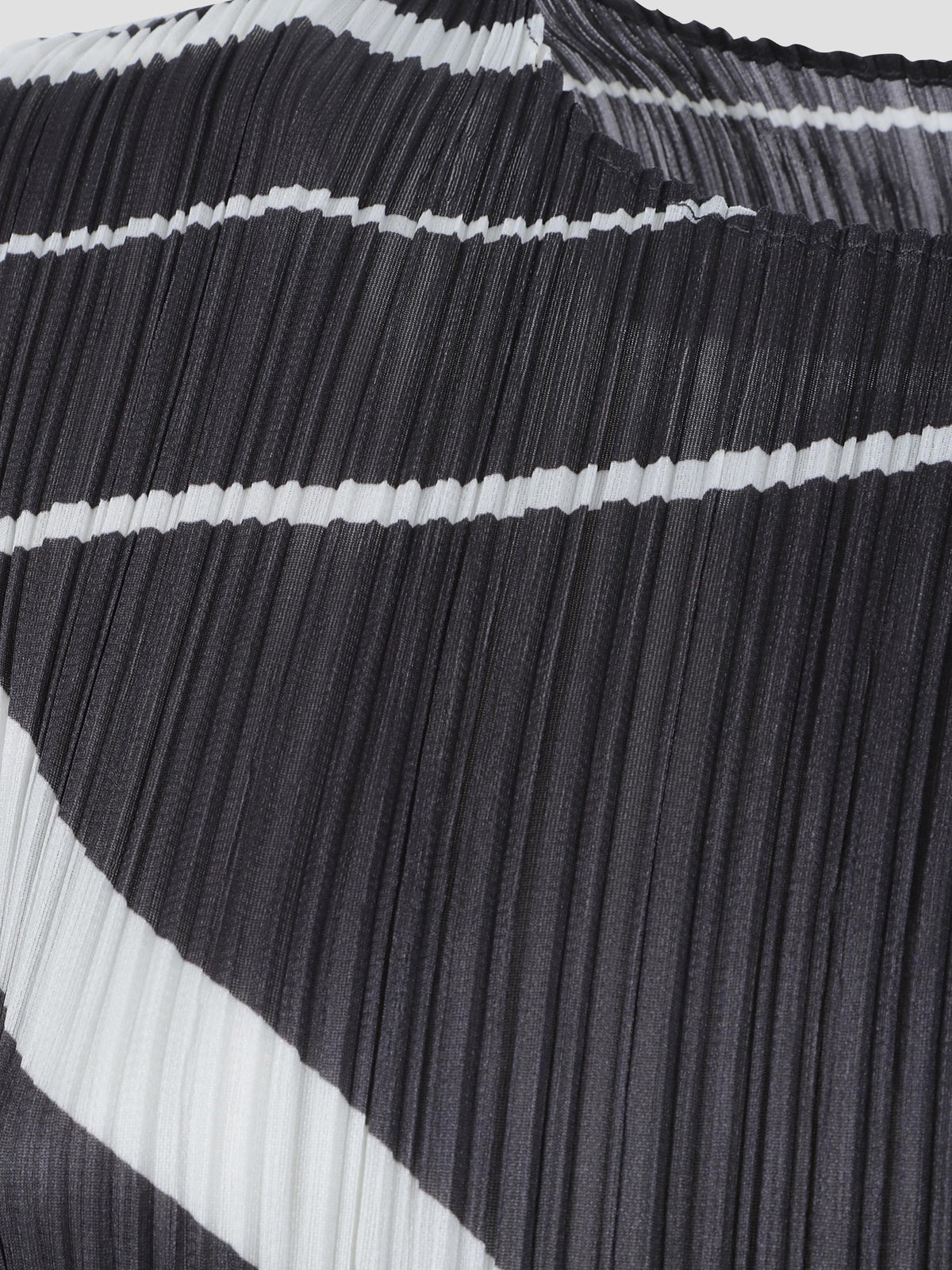 Fold line pleated dress