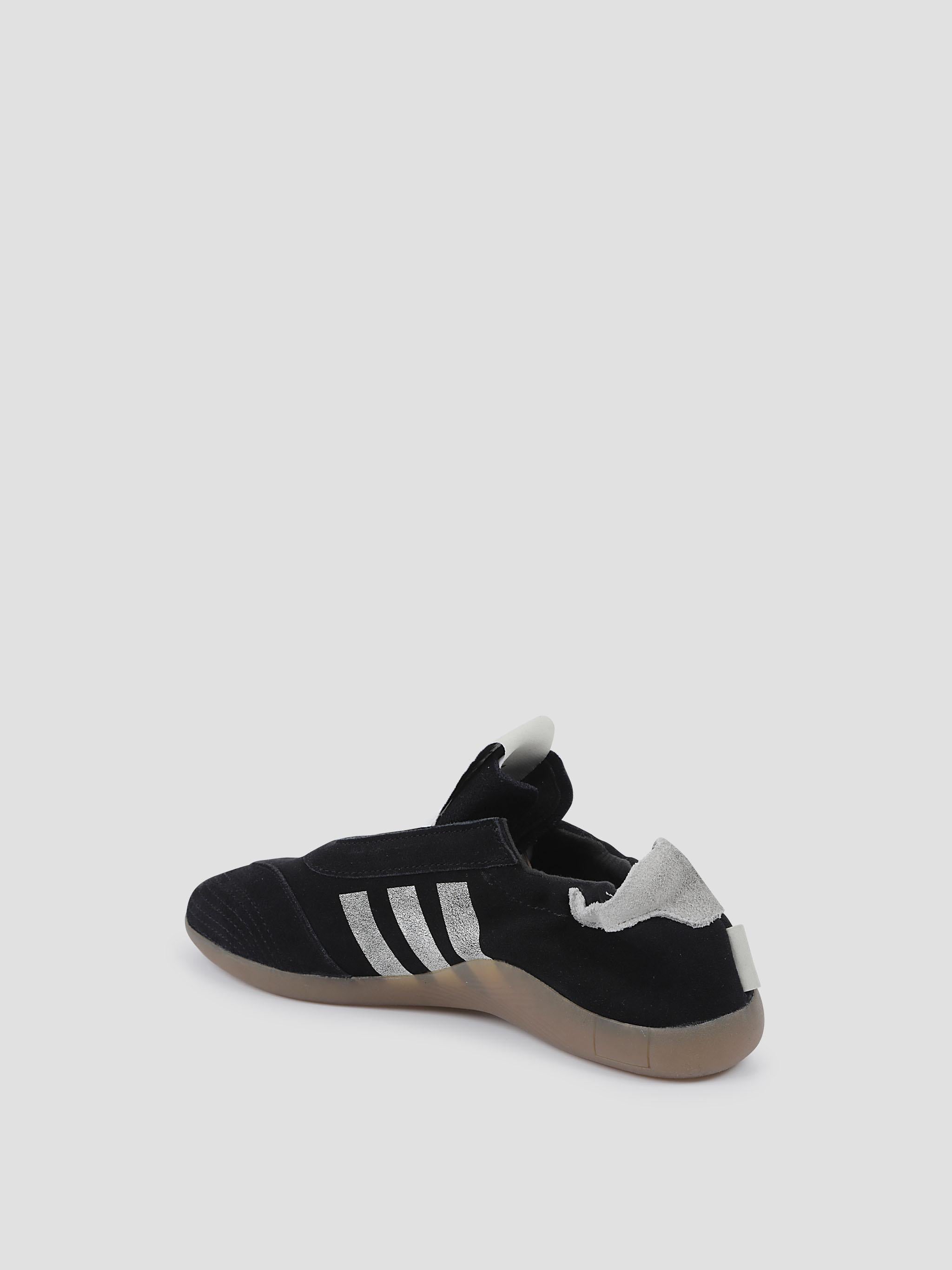 Taekwondo me sneakers