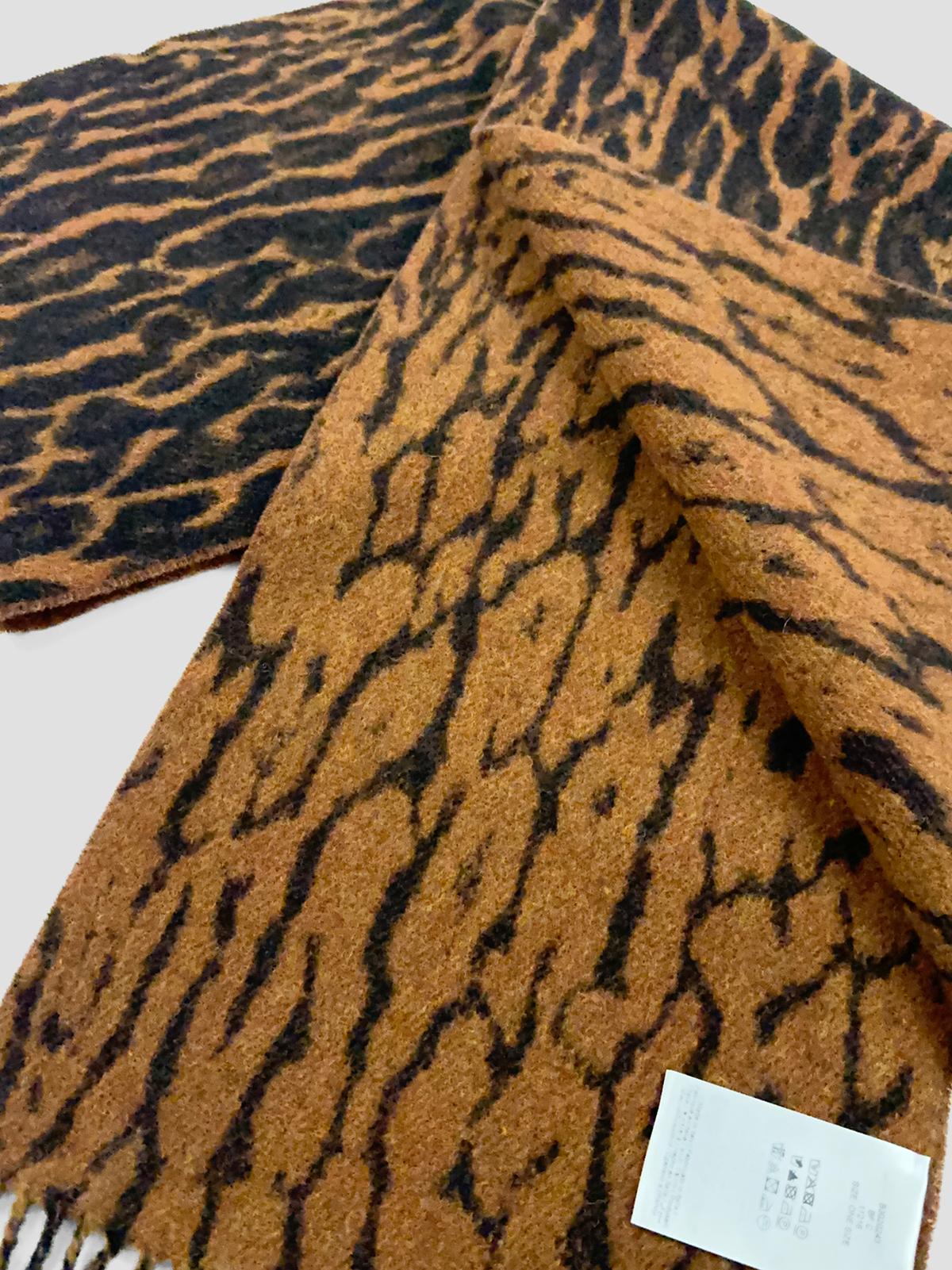 Compact wool scarf leopard