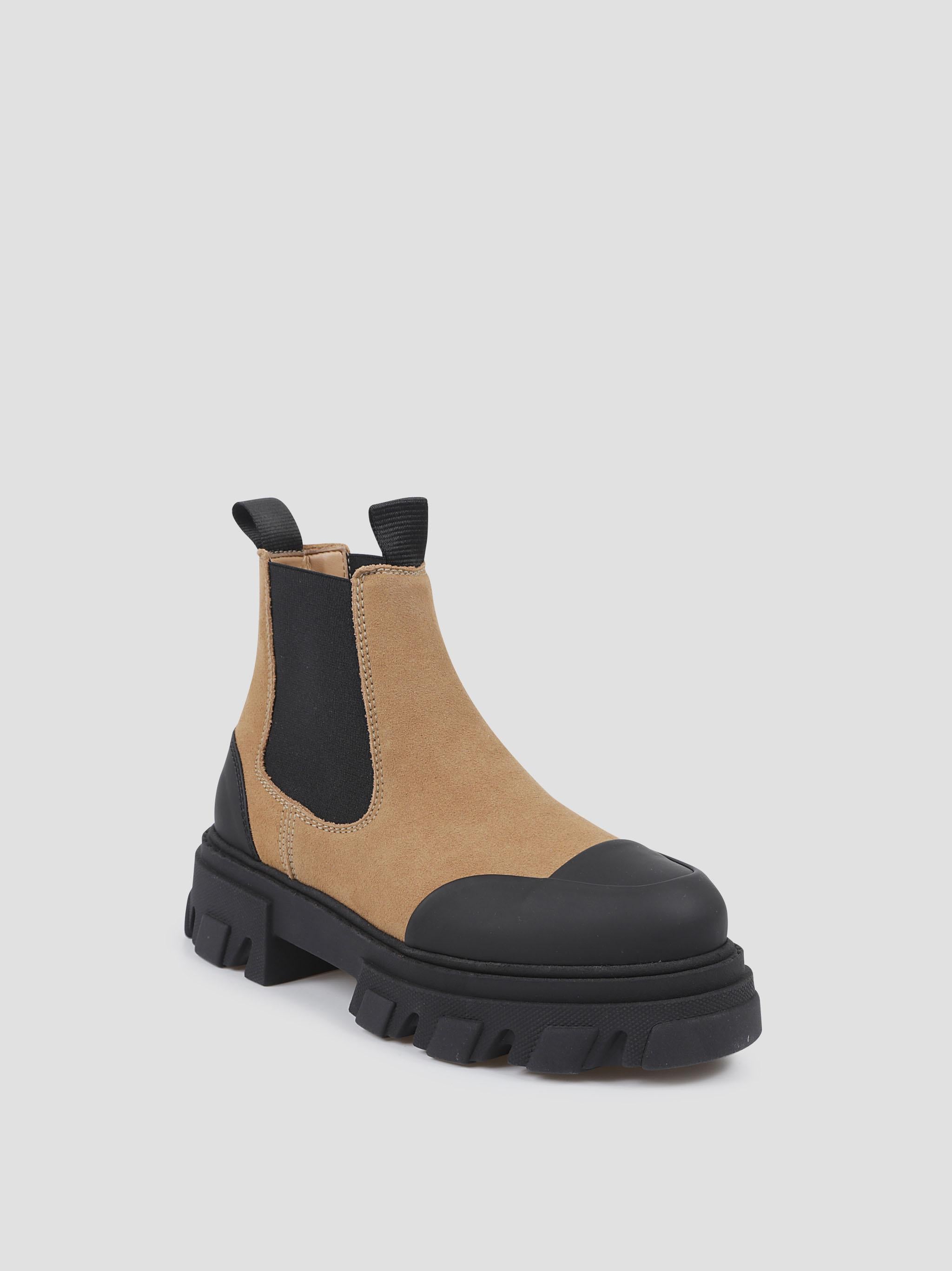 Cleated low chelsea boot suede