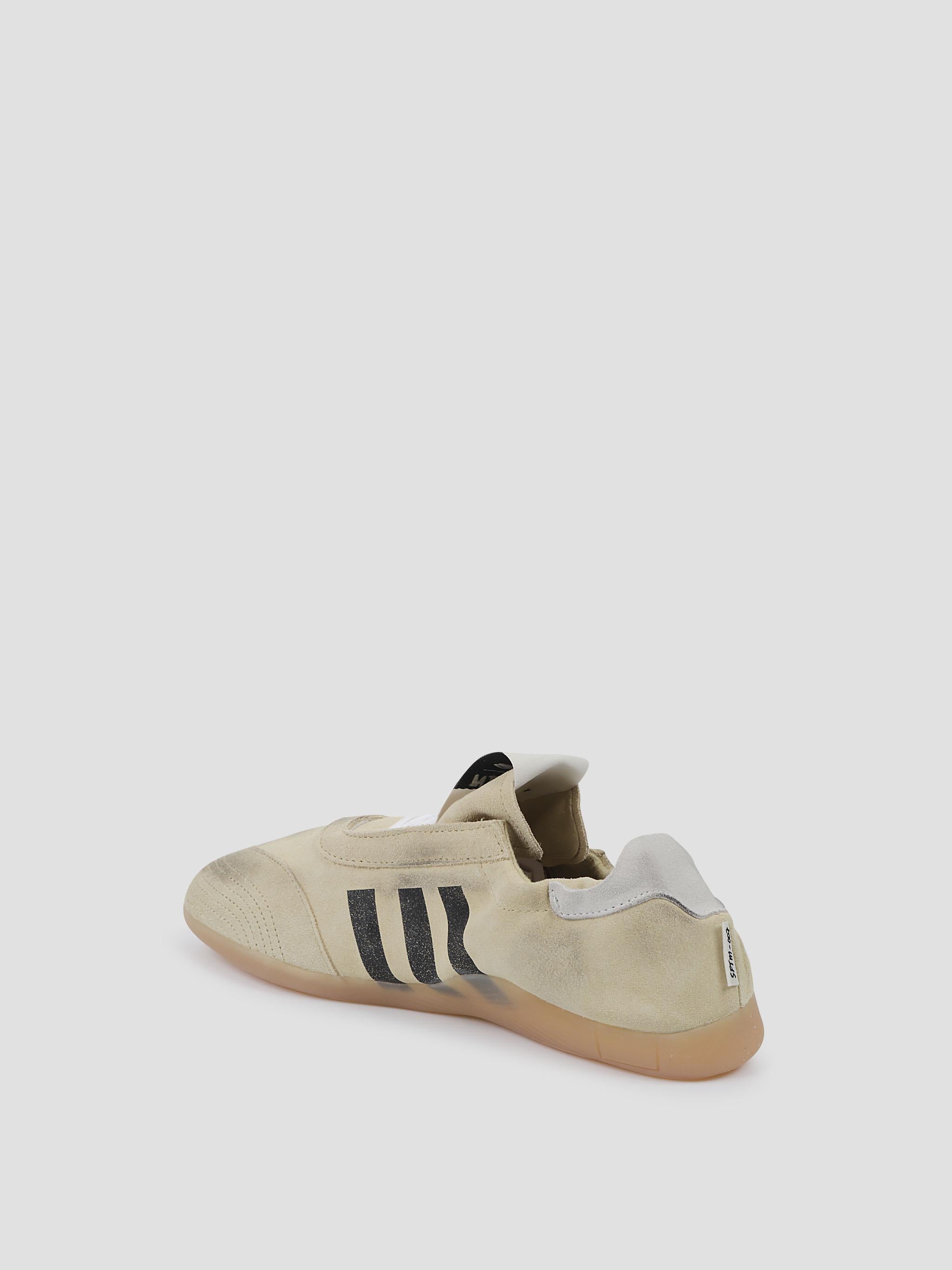 Taekwondo me sneakers