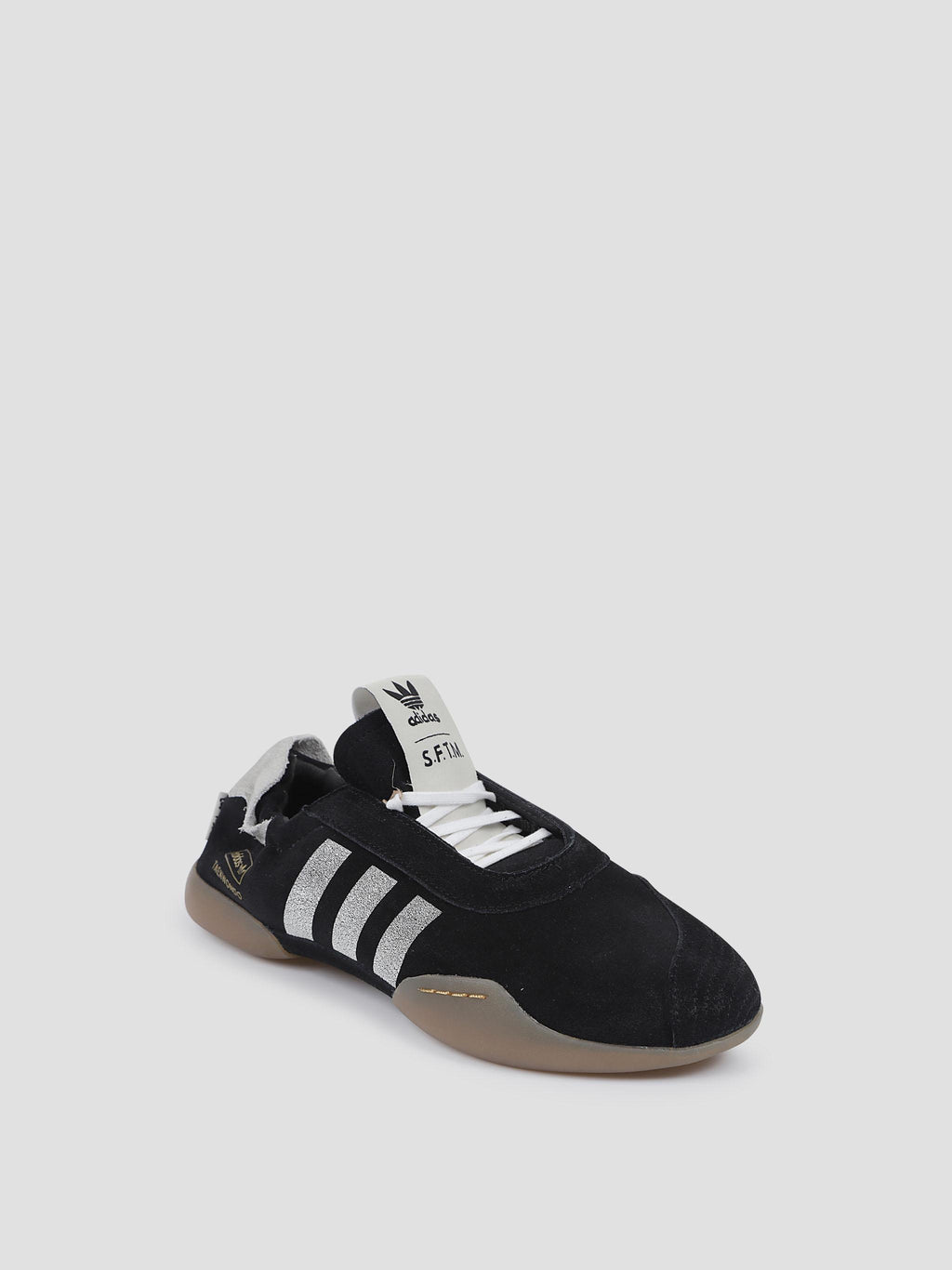 Taekwondo me sneakers