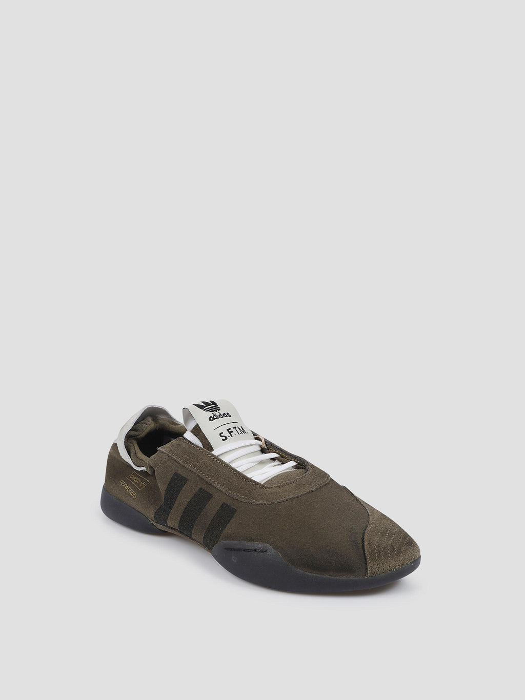 Taekwondo me sneakers