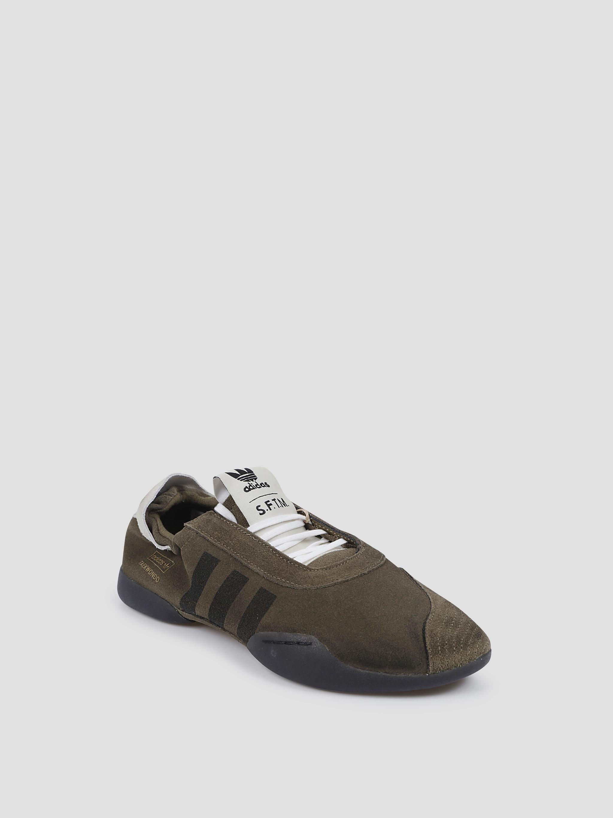 Taekwondo me sneakers