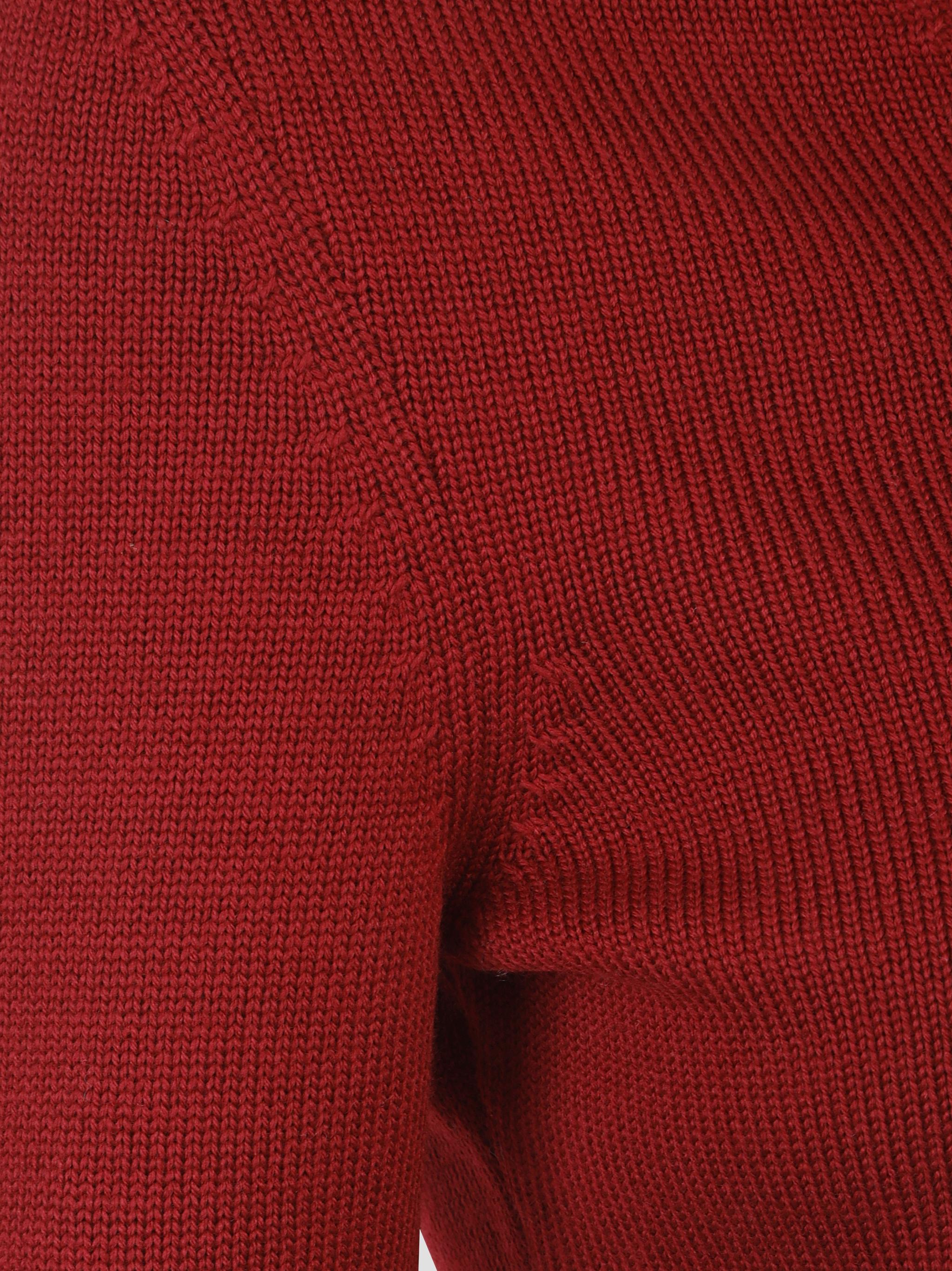 Triangle floating knit v-neck