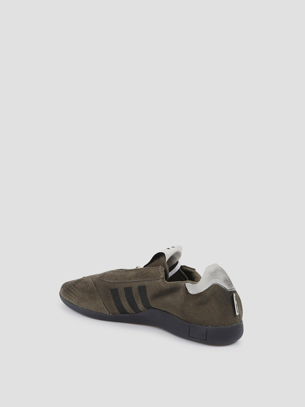 Taekwondo me sneakers